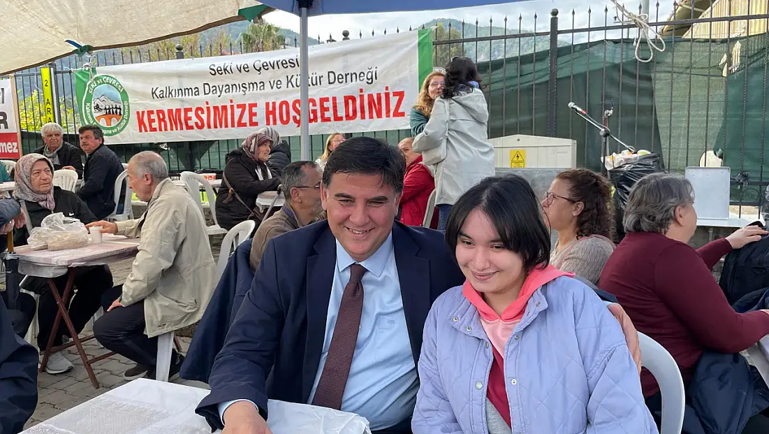 Başkan Alim Karaca, Fethiye’de öğrencilere destek kermesini ziyaret etti