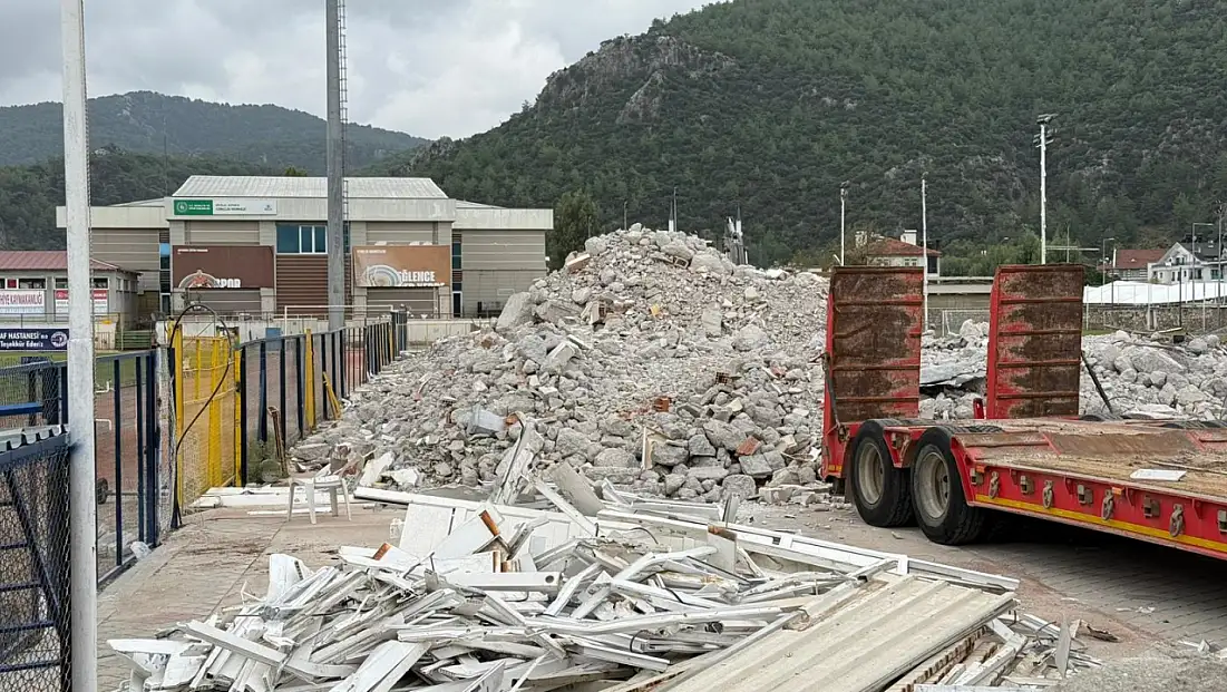 Betonarme tribünün yıkım işlemi tamamlandı