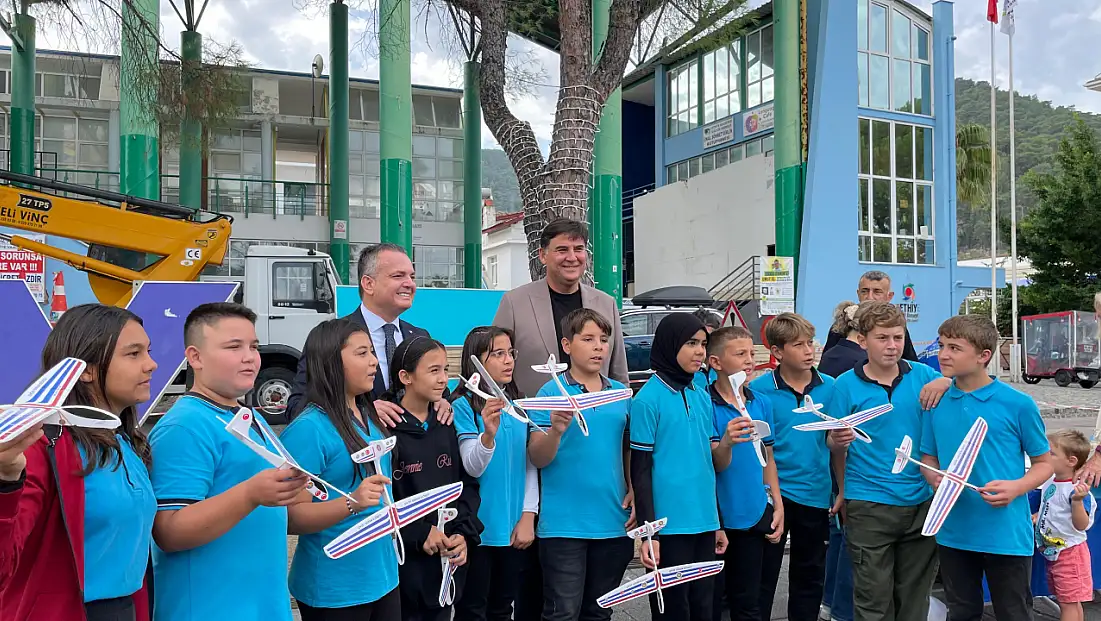 Çocukların model uçak sevinci