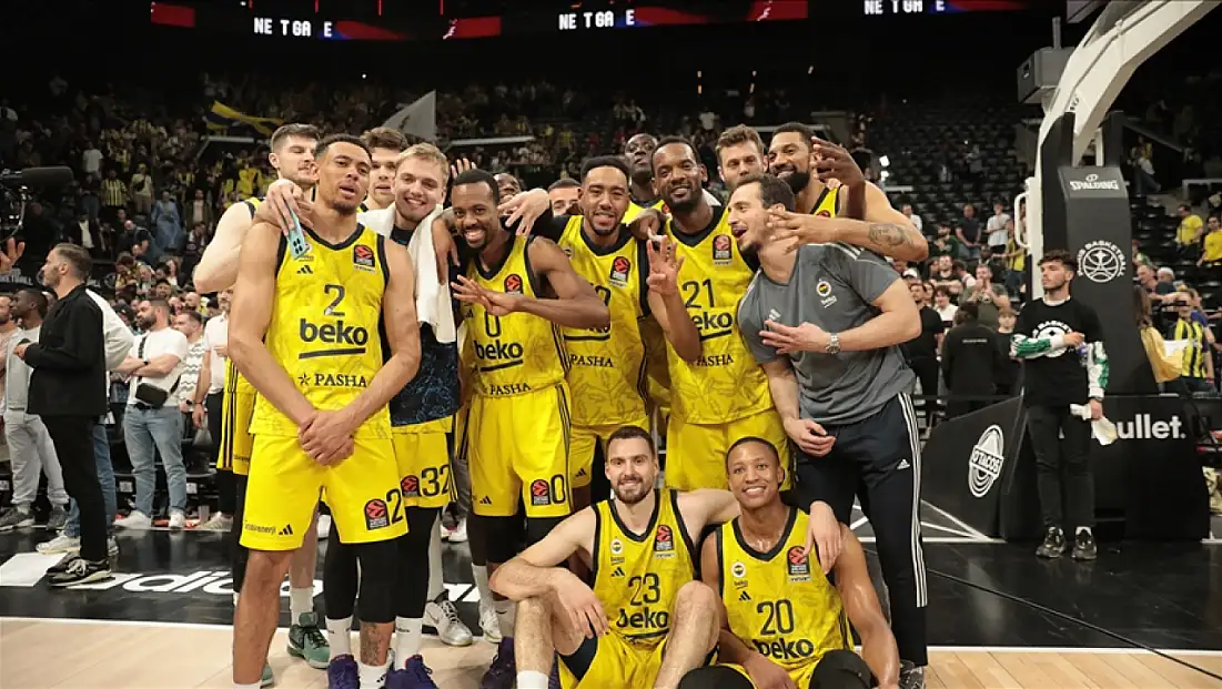 Fenerbahçe’nin Final Maçı Beşkaza Meydanı’nda Dev Ekranda