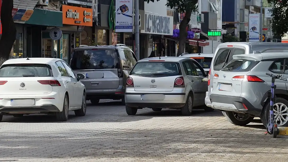 Fethiye merkezde trafik çilesi büyüyor: Çift sıra park isyan ettiriyor