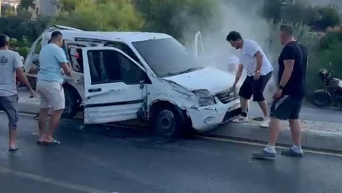 Fethiye Ölüdeniz Yolunda Kaza Araç Bariyere Çarpıp Devrildi