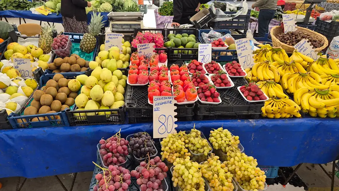 Fethiye Perşembe Pazarı’nda renk cümbüşü: Meyve tezgahlarında fiyatlar