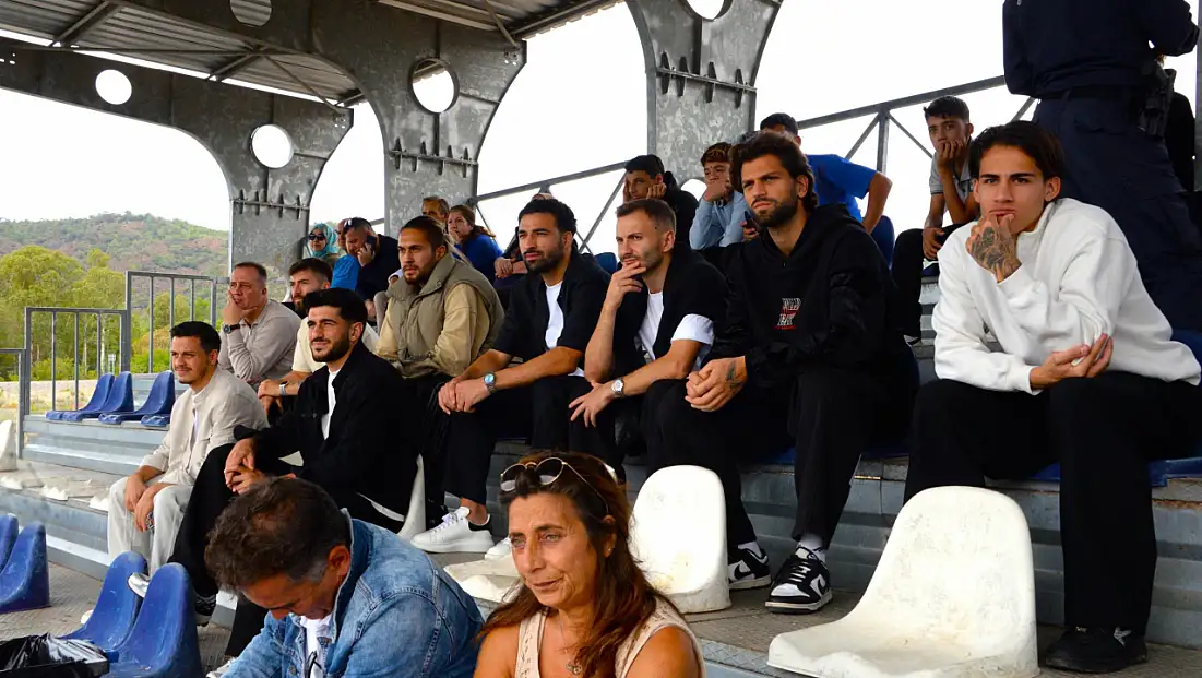 Fethiyesporlu futbolcular gençleri yalnız bırakmadı