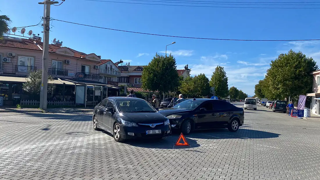 Foça Mahallesi’nde maddi hasarlı trafik kazası