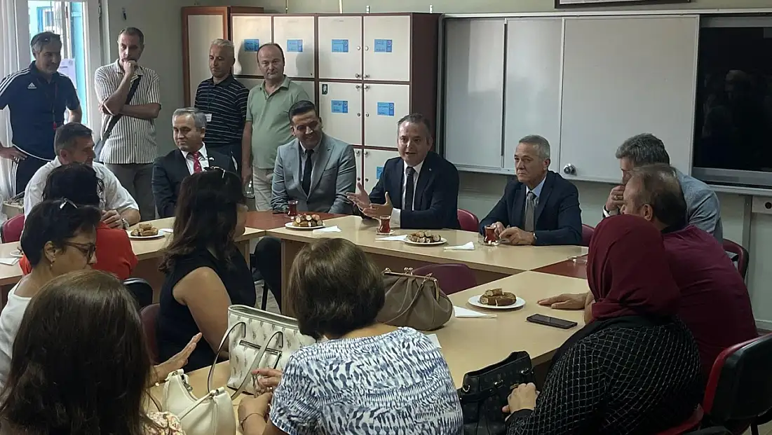 Kaymakam Akkaya, Öğrencilerle Bayrak Töreninde