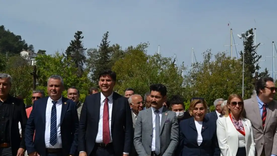 CHP’DEN ÇELENK SUNMA TÖRENİ