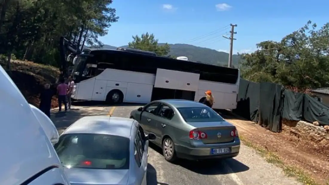 Fethiye’de Kontrolü Kaybeden Otobüs Refüje Çıkınca Yol Kapandı
