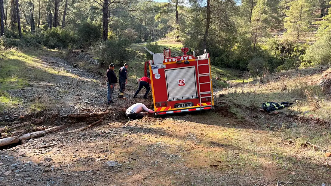 Seydikemer’de İtfaiye Aracı Çökme Nedeniyle Toprağa Saplandı