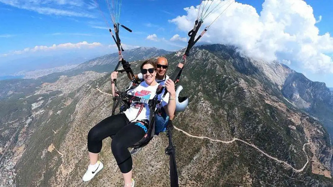 'İlklerin Kadını' Yasemin Adar yamaç paraşütüyle atladı