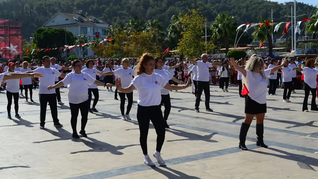 100 Kişi Zeybek Gösterisi Düzenledi