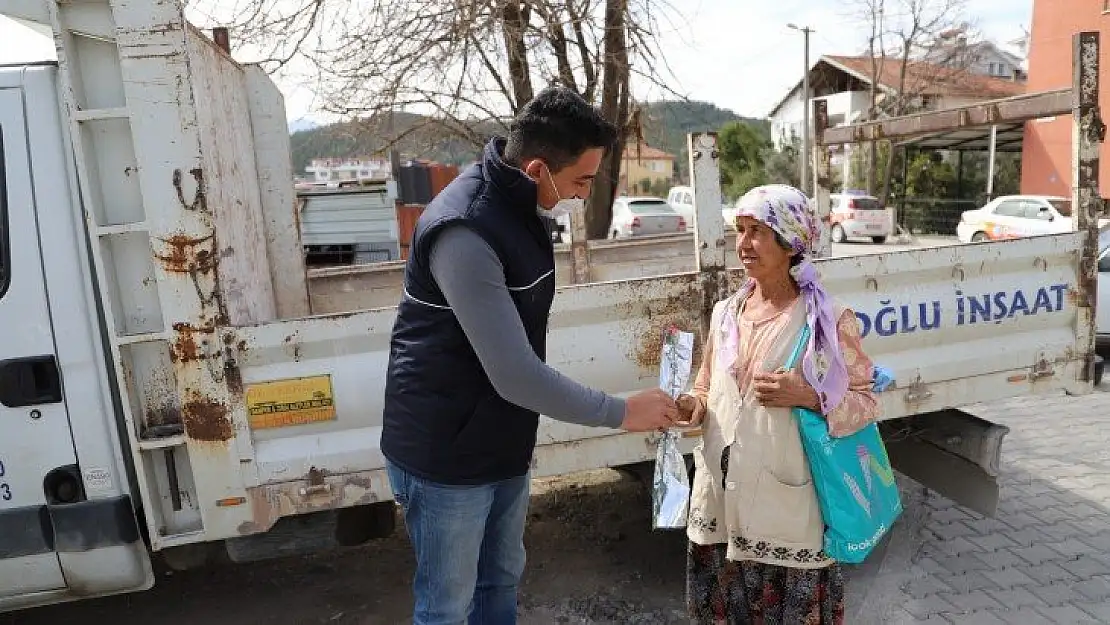 AK Parti Gençlik Kolları kadınların gününü karanfil dağıtarak kutladı