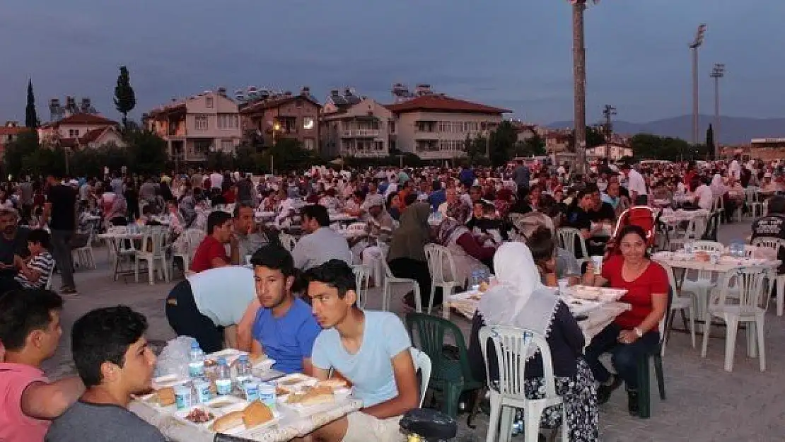 AK PARTİ İFTAR YEMEĞİNE YOĞUN KATILIM