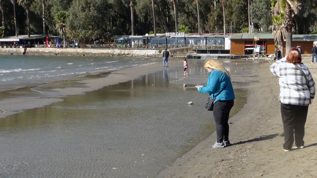 Akyaka'da Deniz Suyu 10 Metre Çekildi