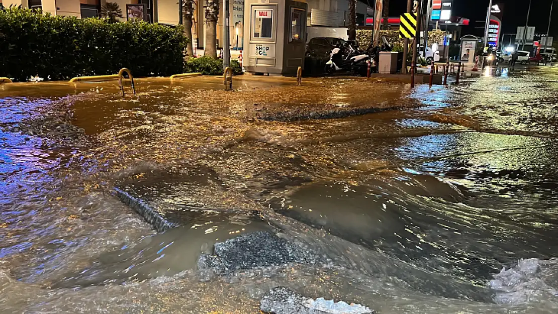 Ana isale hattı patladı, yollar göle döndü