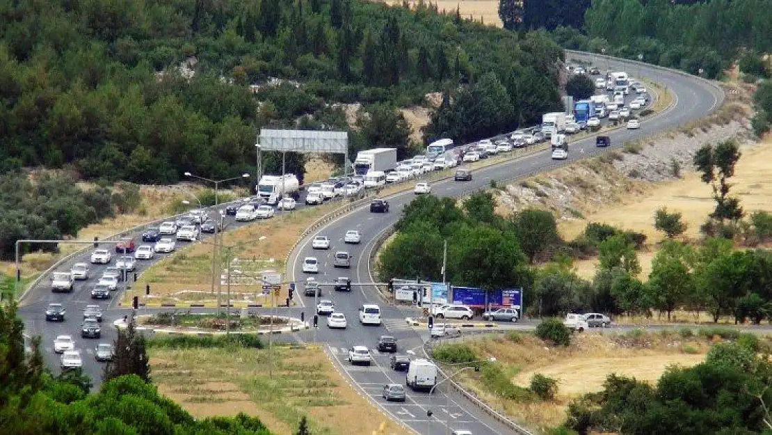 Araç kuyruğunun bir ucu Aydın'da, bir ucu Muğla'da