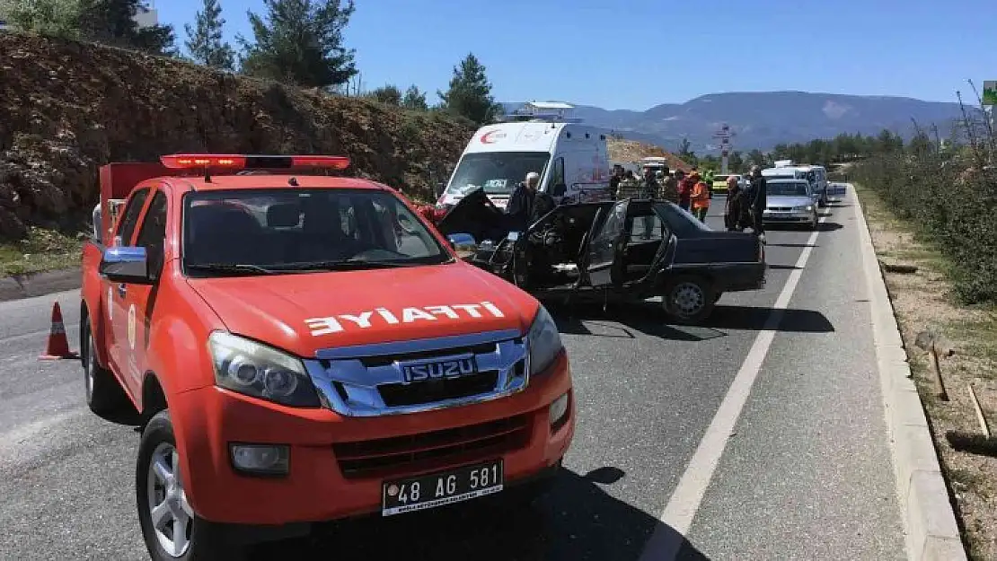 Araçta sıkışan sürücüyü itfaiye kurtardı