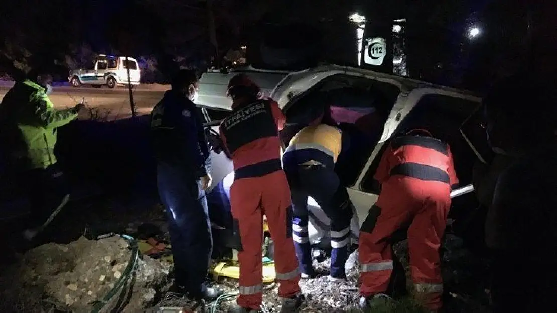 Araçta sıkışan vatandaşı itfaiye ekipleri kurtardı