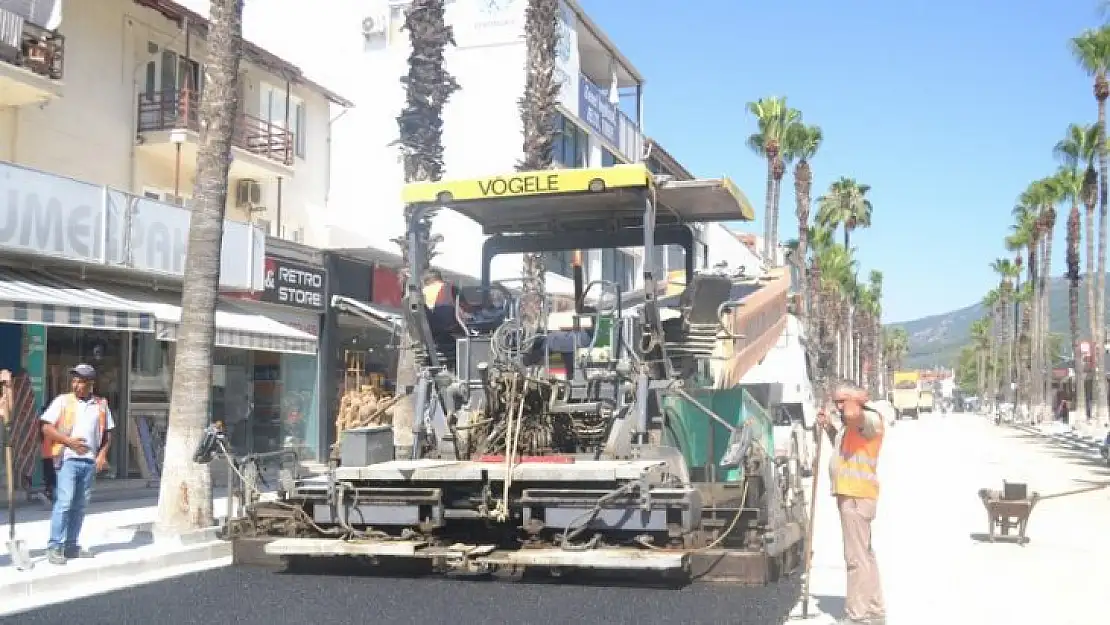 Atatürk Caddesi'nde sıcak asfalt çalışmaları başladı