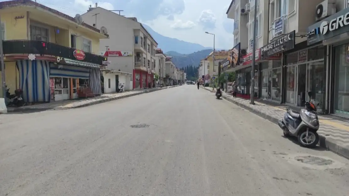 Baha Şıkman Caddesi çift yönlü trafiğe kapatıldı