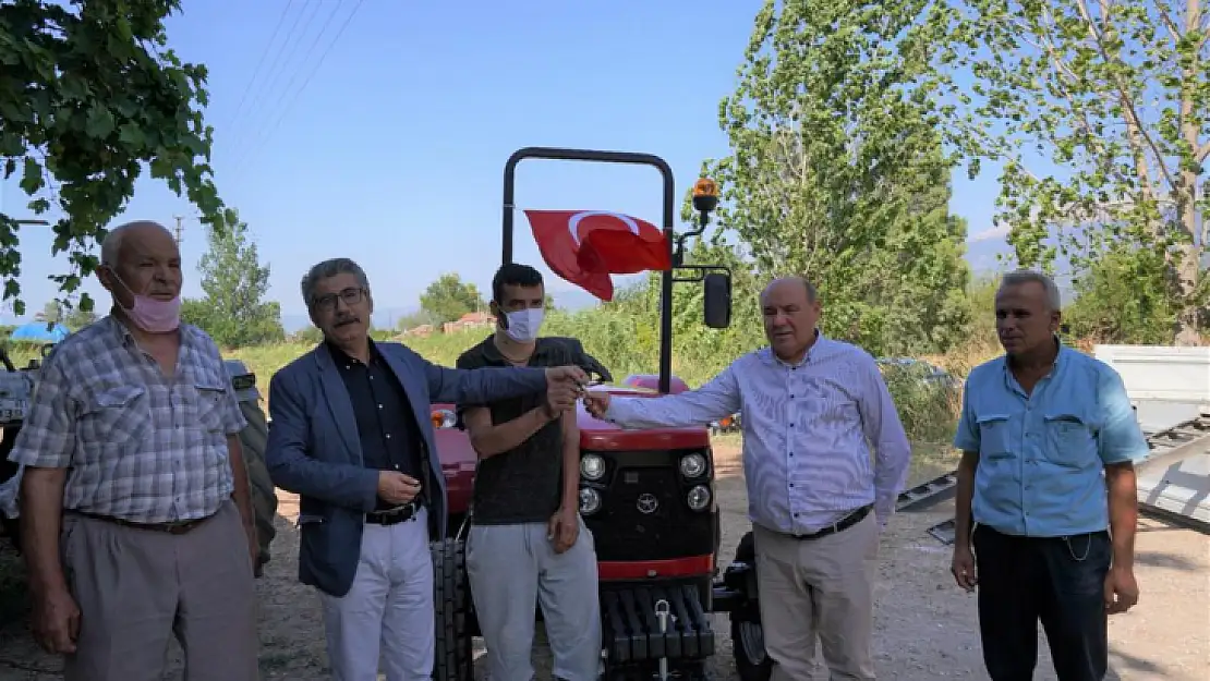 Bakan Kurum'un Söz Verdiği Traktör Teslim Edildi