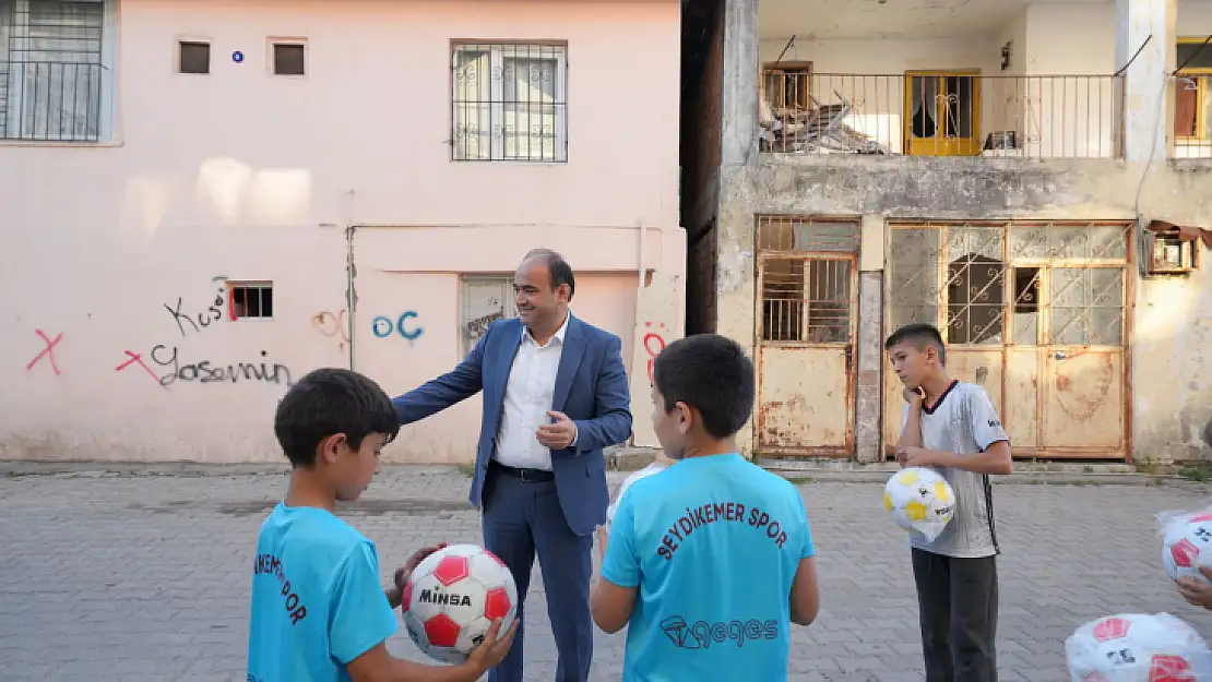 Başkan Akdenizli'den Anlamlı Hediye