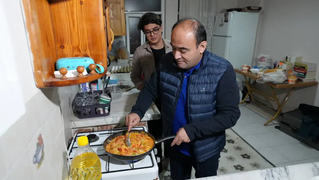 Başkan Akdenizli, Öğrenci Evinde Sahur Yaptı