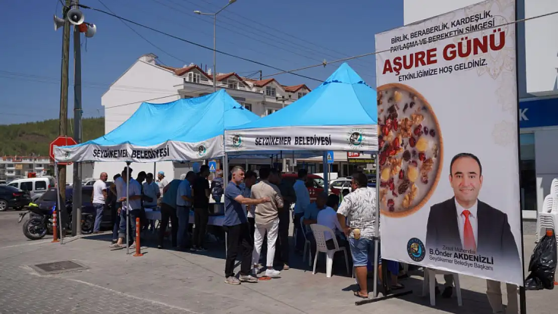 Başkan Akdenizli Vatandaşlara Aşure Dağıttı