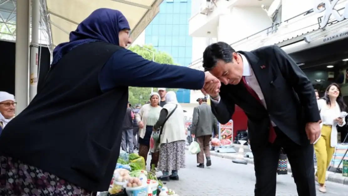 Başkan Aras, pazara gelen vatandaşların dertlerini dinledi