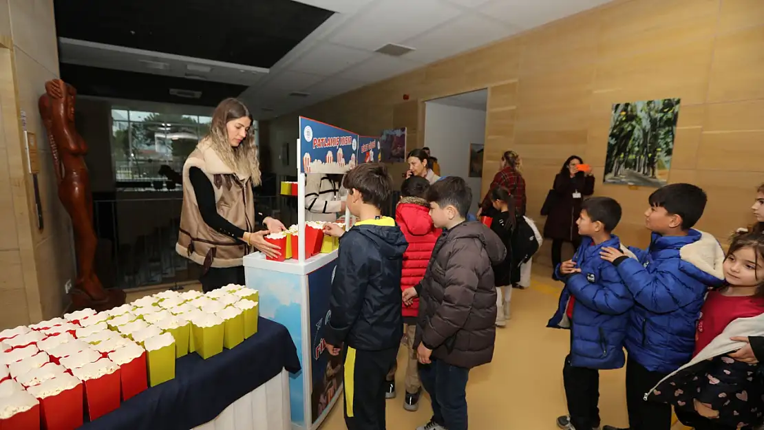 Başkan Aras'tan Çocuklara Sinema Hediyesi