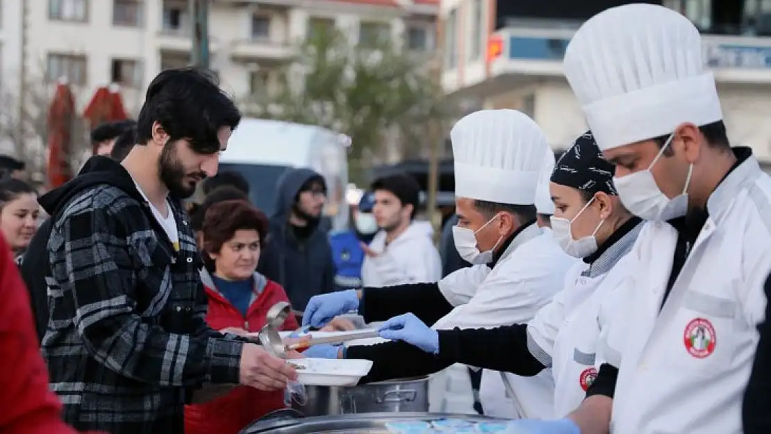 BAŞKAN GÜMÜŞ, İFTAR SOFRASINDA ÜNİVERSİTE ÖĞRENCİLERİYLE BULUŞTU