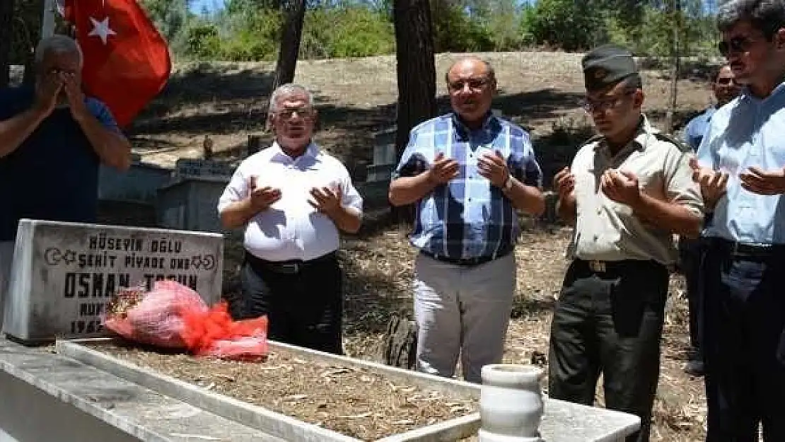 BAŞKAN OTGÖZ VE KAYMAKAM ÇALIK  15 TEMMUZ KAPSAMINDA ŞEHİTLİKLERİ ZİYARET ETTİ