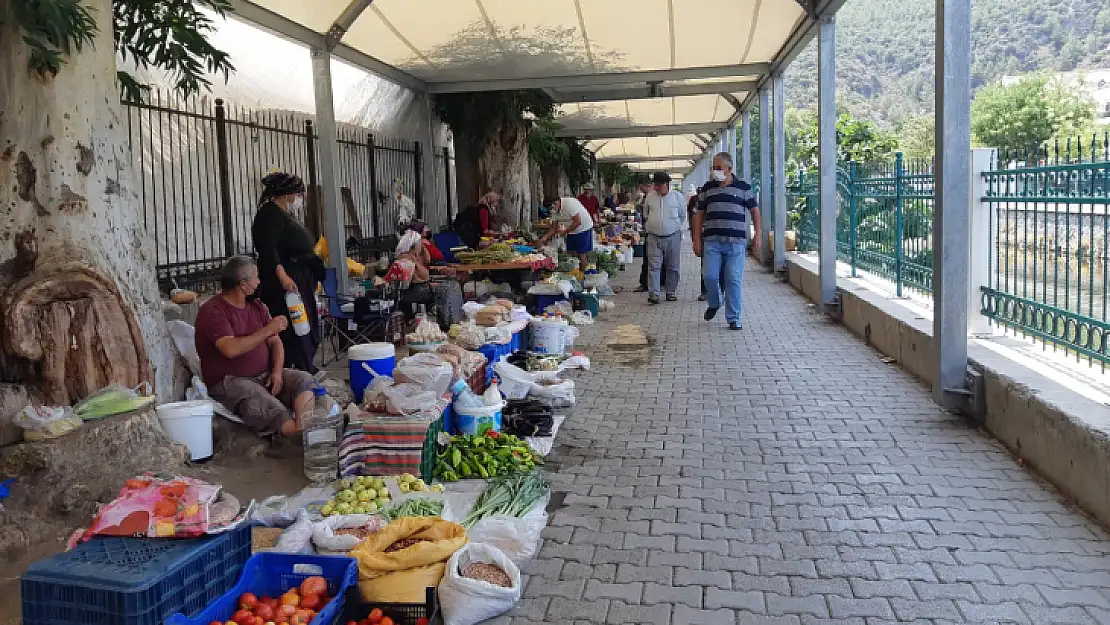 Bayram sonu kurulan üretici pazarı sakindi