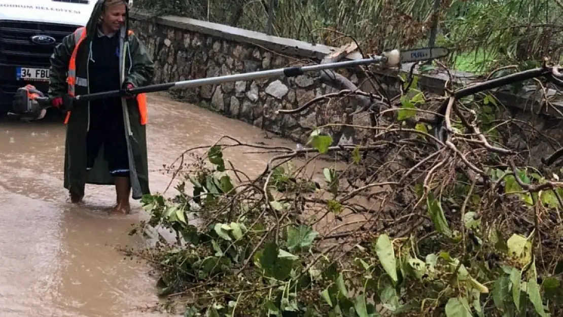 Belediye Ekipleri Yağmur Mesaisinde