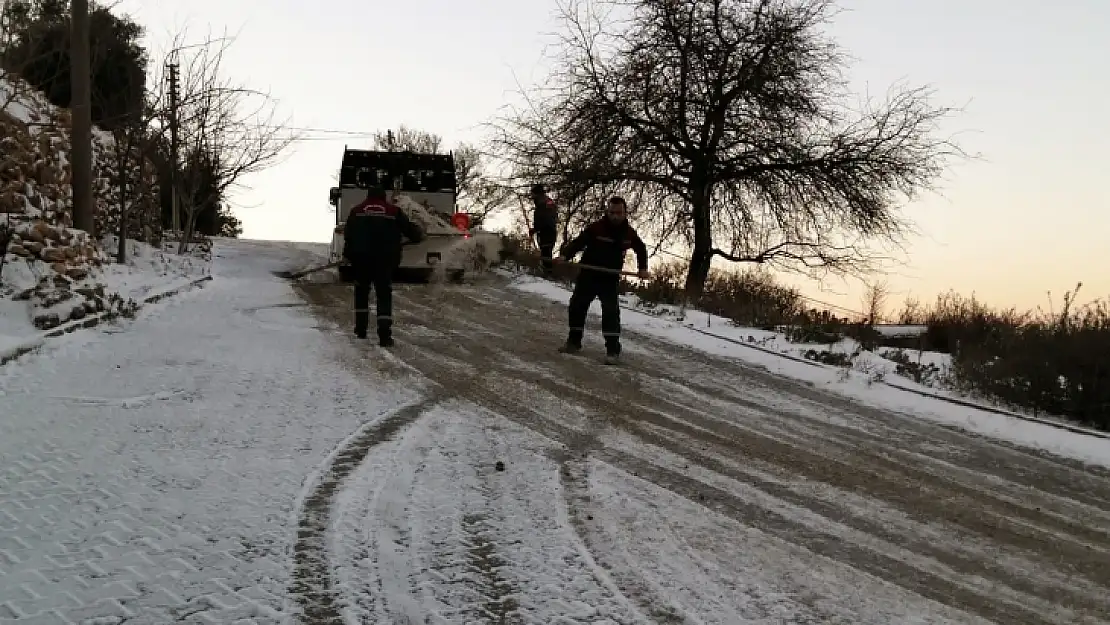 Belediye Ekiplerince Tuzlama Çalışması Yapıldı