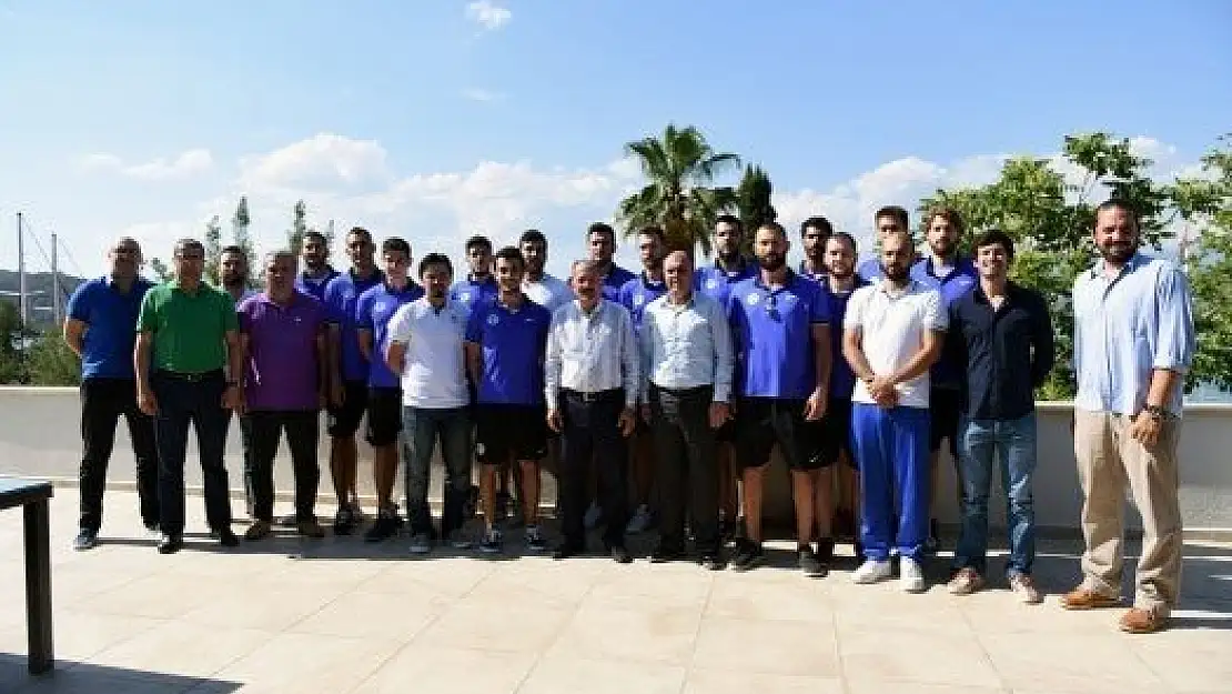 Belediyespor Basketbol Takımı, Başkan Saatcı'yı ziyaret etti.