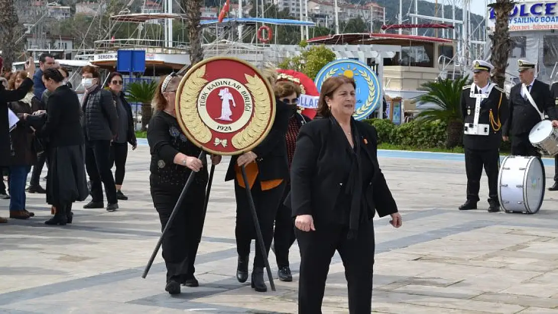 Beşkaza Meydanı'nda Çelenk Koyma Töreni