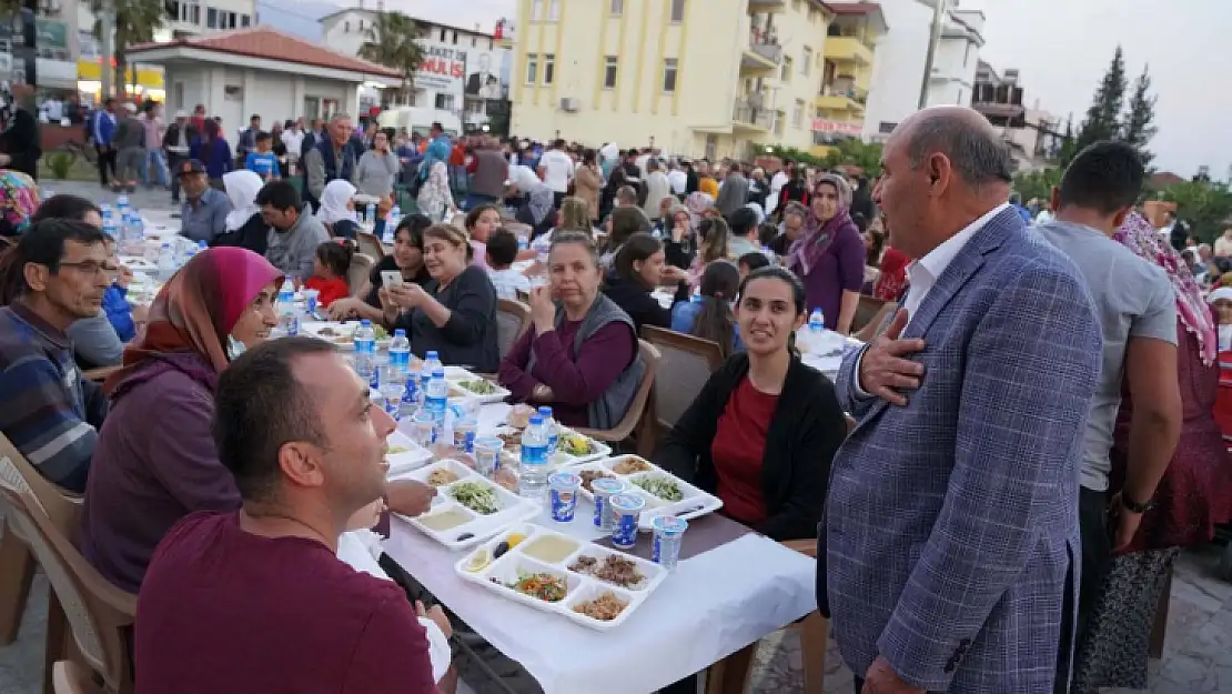 BİNLERCE VATANDAŞ KADİR GECESİ İFTARINDA BULUŞTU