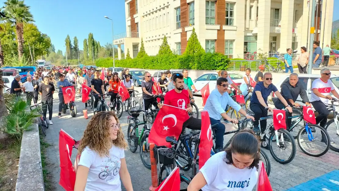 Bisikletçiler Cumhuriyet'in 100. Yılı için pedalladı