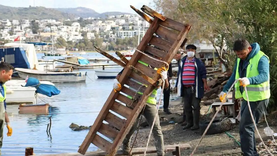 Bodrum'da kaçak iskeleler yıkılıyor