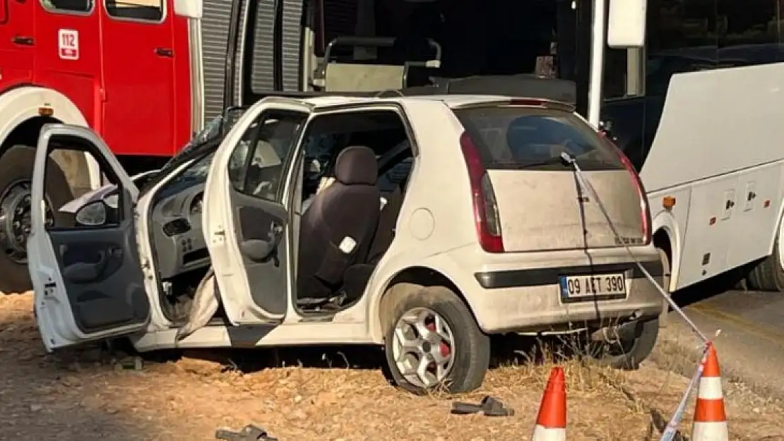 Bodrum'da otomobil ile minibüs kafa kafaya çarpıştı: 1 ölü, 1 yaralı