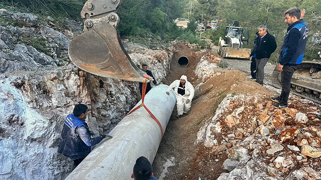 Bodrum'da Patlayan Su İsale Hattında Büyükşehir Ekipleri Çalışma Başlattı