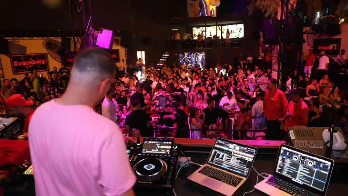 BODRUM'DA YERLİ VE YABANCI TURİSTLER DJ PERFORMANS İLE EĞLENDİ