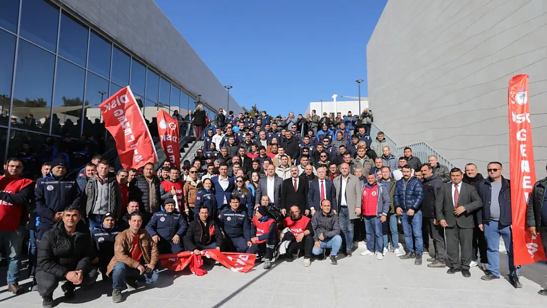 Büyükşehir'den İşçilerin Yüzlerini Güldüren Zam
