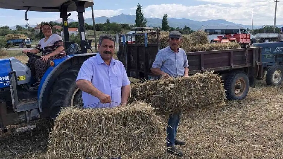 Çiftçilere ücretsiz saman balyası dağıtıldı