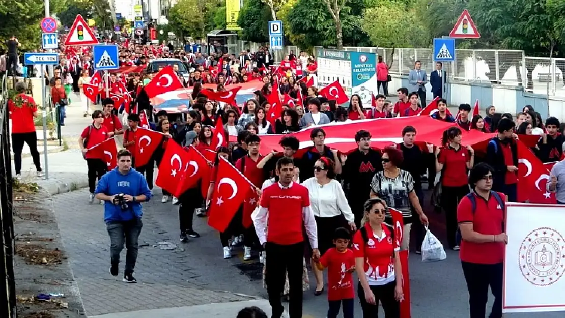 Cumhuriyet'in 100.yıl kutlamaları kortej yürüyüşü ile başladı