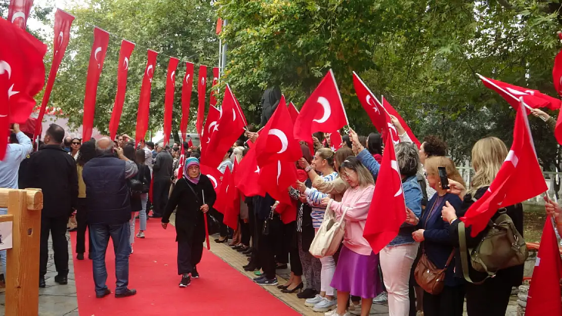 Cumhuriyet Kadınları kırmızı halıda yürüdü