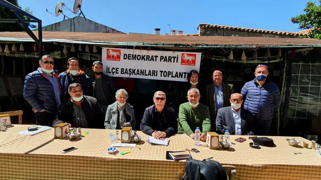Demokrat Parti ilçe başkanları kahvaltılı toplantıda biraraya geldi