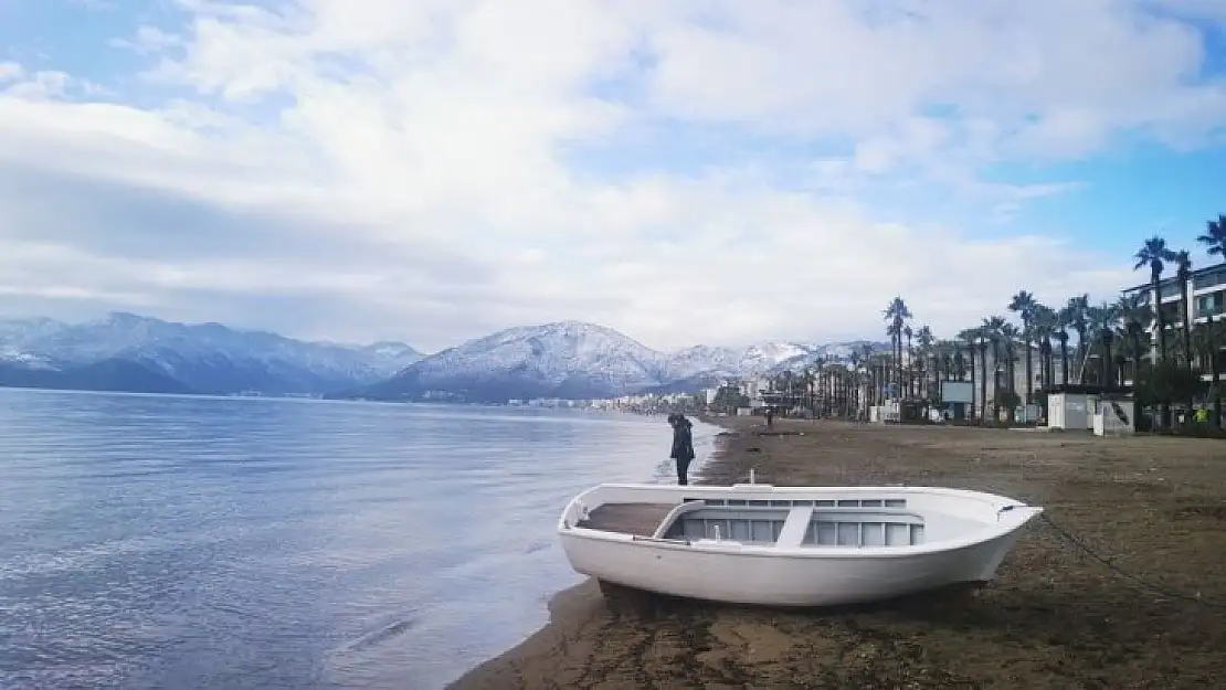 Deniz ve beyaz örtünün manzarası mest etti