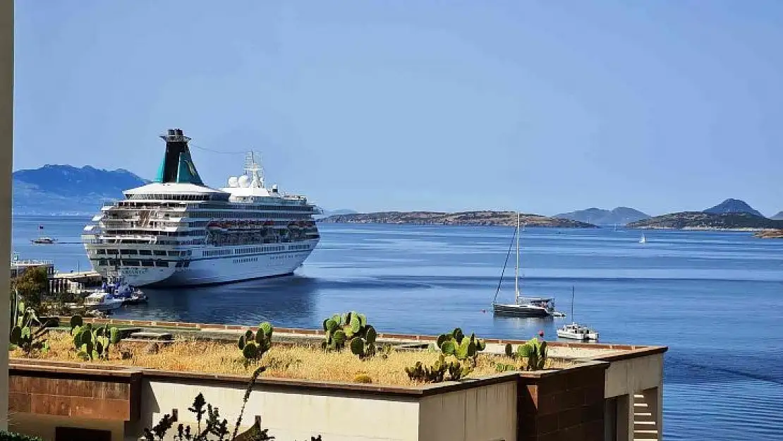 Denizden gelen turist Bodrum'lu esnafın yüzünü güldürdü